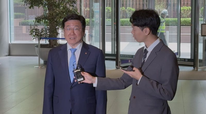 [서울=뉴시스] 박나리 기자 = 이찬희 위원장이 21일 울 서초구 삼성생명 서초사옥에서 열린 준감위 정례회의에 앞서 기자들의 질문에 답하고 있다. 2026.04.21. parknr@newsis.com *재판매 및 DB 금지