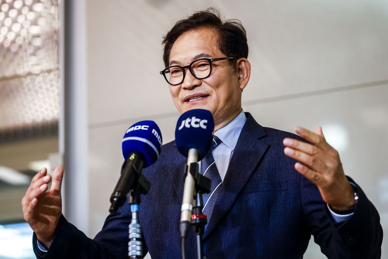 [인천공항=뉴시스] 정병혁 기자 = 방미 일정을 마친 송영길 더불어민주당 전 대표가 지난 20일 인천국제공항을 통해 귀국해 취재진 질문에 답하고 있다. 2026.04.20. jhope@newsis.com