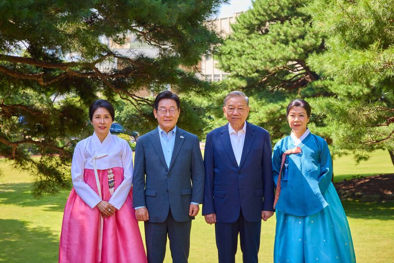 이재명 대통령과 부인 김혜경 여사가 12일 청와대 상춘재에서 국빈 방한한 또 럼 베트남 당서기장, 응오 프엉 리 여사와 기념촬영을 하고 있다. (대통령실 제공. 재판매 및 DB금지) 2025.8.12 ⓒ 뉴스1 이재명 기자