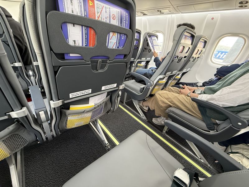 섬에어 기내에서 볼 수 있는 좌석 간격. 사진=강구귀 기자