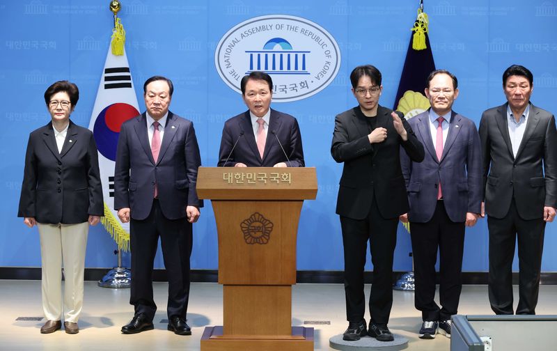 성일종 국회 국방위원회 위원장과 국민의힘 의원들이 22일 오전 서울 여의도 국회 소통관에서 정동영 통일부 장관의 대북 기밀 정보 유출 논란과 관련해 기자회견을 하고 있다. 뉴시스