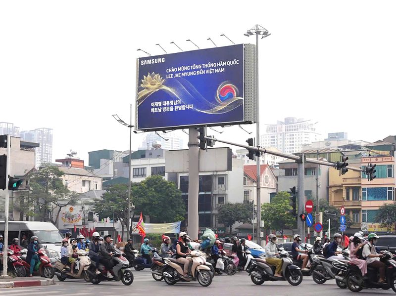 이재명 대통령의 21일 베트남 국빈 방문을 환영하는 삼성전자 현지법인의 옥외광고가 하노이 공항 인근과 도심 곳곳에 세워져 있다. 삼성은 베트남 현지 최대 외국인직접투자(FDI) 기업으로서 6개의 생산 법인(삼성전자 및 관계사)과 1개의 연구개발(R&D)센터, 1개의 판매법인 등을 운영하고 있다.삼성전자 제공