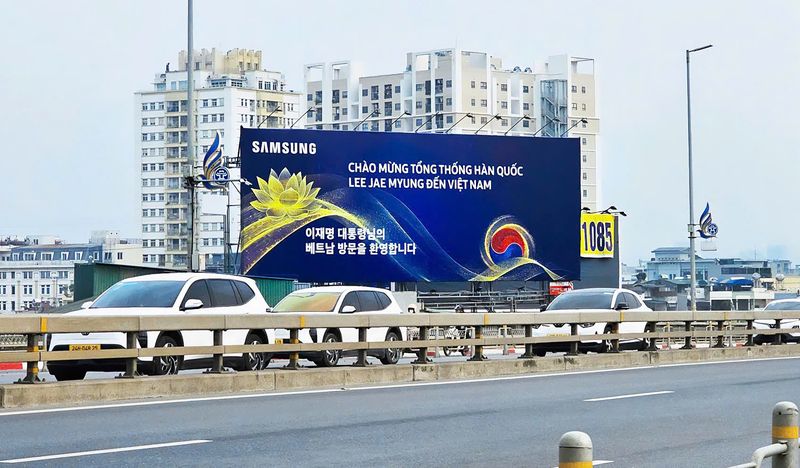 이재명 대통령의 21일 베트남 국빈 방문을 환영하는 삼성전자 현지법인의 옥외광고가 하노이 공항 인근과 도심 곳곳에 세워져 있다. 삼성은 베트남 현지 최대 외국인직접투자(FDI) 기업으로서 6개의 생산 법인(삼성전자 및 관계사)과 1개의 연구개발(R&D)센터, 1개의 판매법인 등을 운영하고 있다.삼성전자 제공