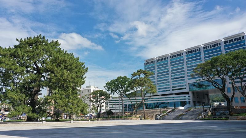 전남 해남군<사진>은 가정의 달 5월을 맞아 해남을 찾은 관광객을 위해 골목형 상점가 온누리상품권 환급, 50% 돌려주는 반값여행, 외식비 환급 이벤트, 상품권 할인까지 다양한 혜택을 마련했다고 22일 밝혔다. 해남군 제공