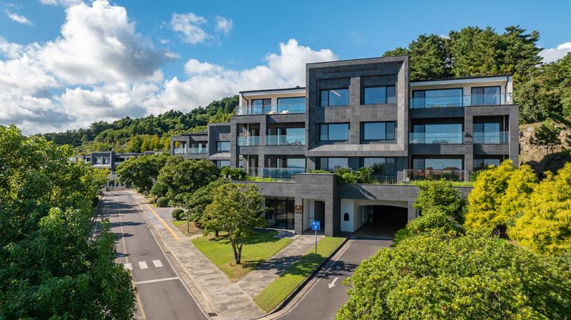 빌 벤슬리가 설계한 오레브리조트 외관