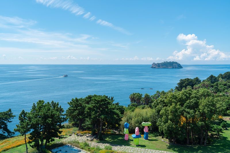 오레브리조트에서 보이는 제주의 푸른 바다와 범섬