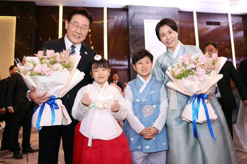 베트남을 국빈 방문 중인 이재명 대통령과 김혜경 여사가 22일 하노이의 한 호텔에서 열린 동포간담회에서 화동과 기념촬영을 하고 있다. 연합뉴스