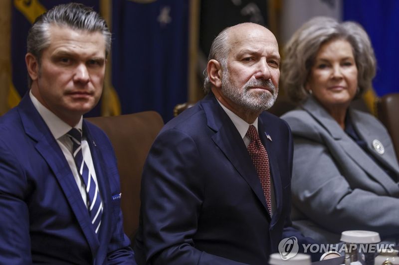 왼쪽부터 미국의 헤그세스 국방장관, 러트닉 상무장관, 와일스 백악관 비서실장 (출처=연합뉴스)