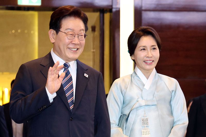 베트남을 국빈 방문 중인 이재명 대통령과 김혜경 여사가 22일 하노이 한 호텔에서 열린 동포 오찬 간담회에 입장하고 있다. 뉴시스