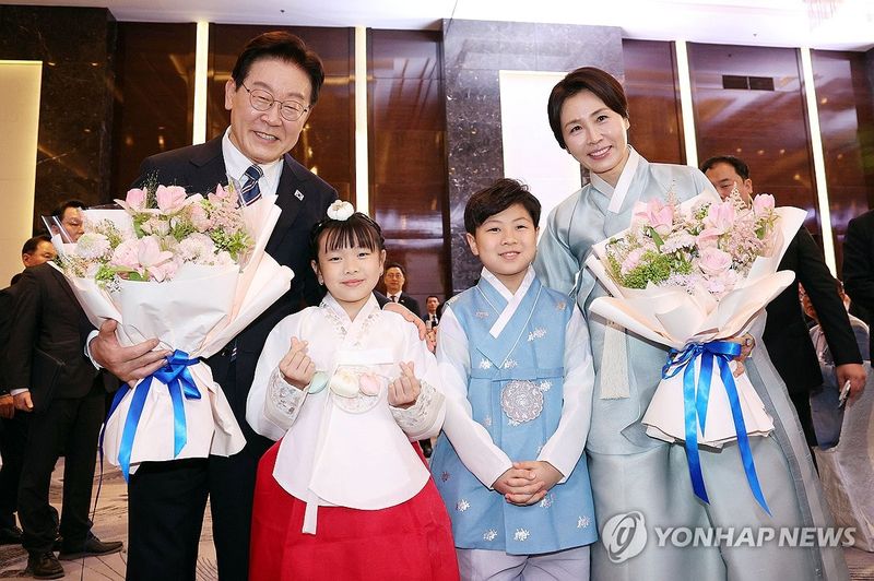 화동과 기념촬영하는 이재명 대통령 부부 (출처=연합뉴스)