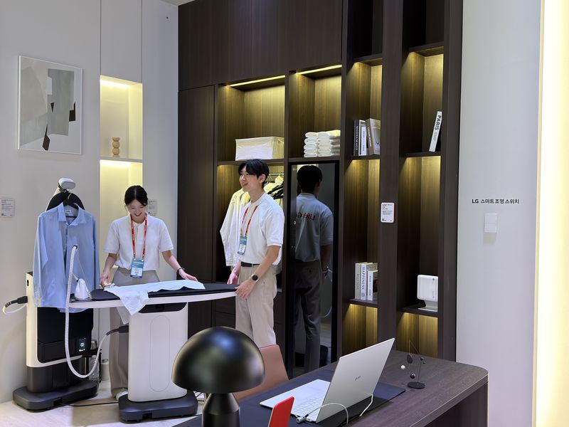 22일 서울 삼성동 코엑스에서 열린 '2026 월드IT쇼' LG전자 부스에서 모델들이 다림질 시연을 하고 있다. 사진=정원일 기자