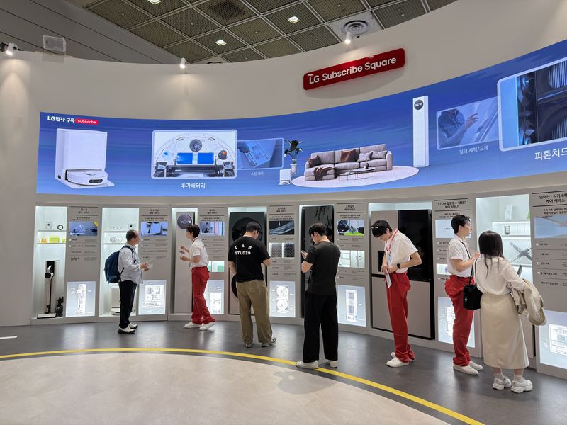 22일 서울 삼성동 코엑스에서 열린 '2026 월드IT쇼' LG전자 부스의 '구독 광장'에서 관람객들이 설명을 듣고 있다. 사진=정원일 기자