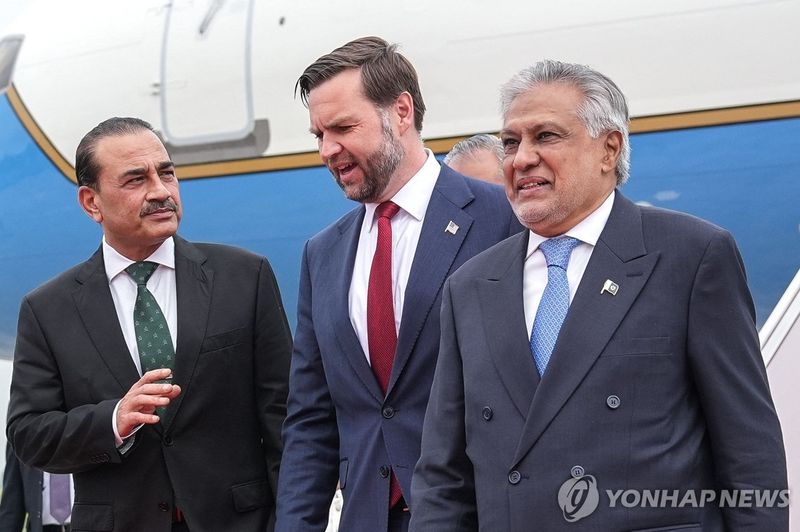 지난 11일 이슬라마바드서 만난 밴스 미 부통령(가운데)과 파키스탄 대표단 (출처=연합뉴스)