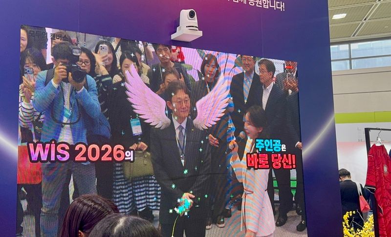 박윤영 KT 대표가 22일 서울 코엑스에서 열린 월드IT쇼에서 부스를 둘러보고 있다. ⓒ 뉴스1 이민주 기자