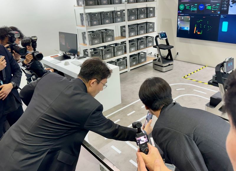 박윤영 KT 대표가 22일 서울 코엑스에서 열린 월드IT쇼에서 부스를 둘러보고 있다. ⓒ 뉴스1 이민주 기자