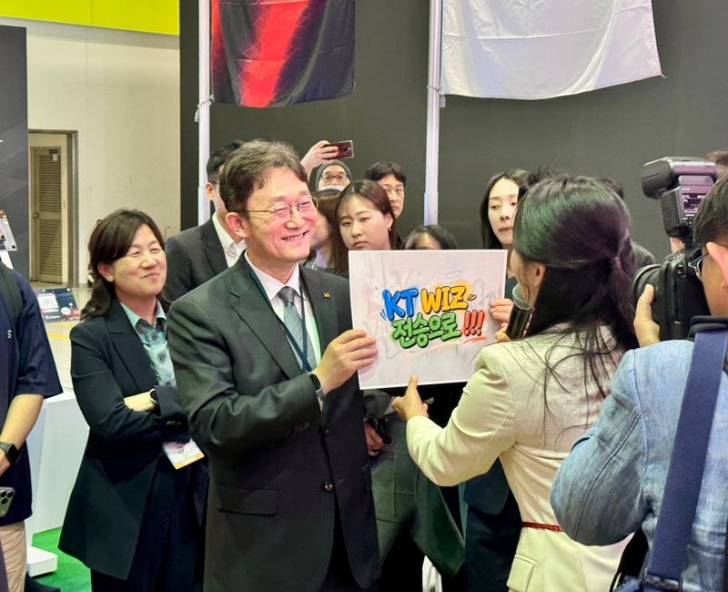 박윤영 KT 대표가 22일 서울 코엑스에서 열린 월드IT쇼에서 부스를 둘러보고 있다. ⓒ 뉴스1 이민주 기자