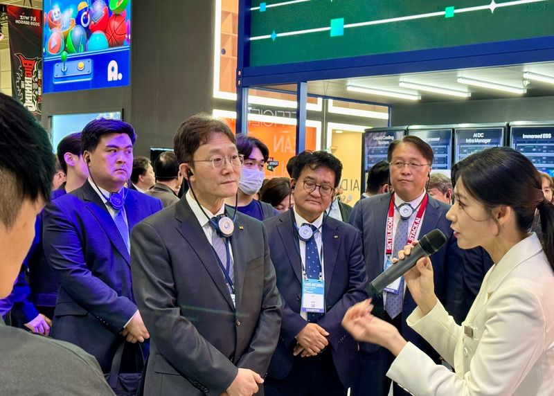 박윤영 KT 대표가 22일 서울 코엑스에서 열린 월드IT쇼에서 SK텔레콤 부스를 둘러보고 있다. ⓒ 뉴스1 이민주 기자