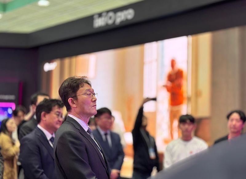 박윤영 KT 대표가 22일 서울 코엑스에서 열린 월드IT쇼에서 부스를 둘러보고 있다. ⓒ 뉴스1 이민주 기자