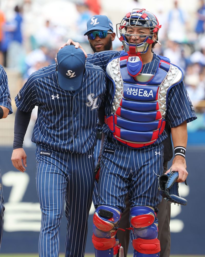 지난 12일 복귀전을 마친 원태인(왼쪽)과 격려하는 강민호. 연합뉴스