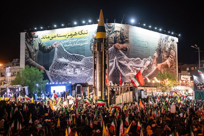 이란 테헤란 광장에 탄도 미사일 21일(현지시간) 이란 테헤란의 엔켈랍 광장에 지난달 인도양의 미국·영국 기지를 타격했다고 알려진 중거리 탄도 미사일 '호람샤르-4'가 전시되어 있다. 이란군은 이날 미국의 이란 항구 봉쇄를 언급하고 필요하다면 무력을 써서라도 봉쇄를 뚫겠다고 주장했다. UPI연합뉴스