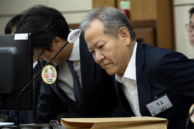 [서울=뉴시스] 사진공동취재단 = 특검이 12·3 비상계엄 당시 주요 언론사 단전·단수 지시 등 내란 행위에 가담한 혐의로 1심에서 징역 7년을 선고받은 이상민 전 행정안전부 장관에게 2심에서도 징역 15년을 구형했다. 사진은 이 전 장관이 지난해 10월 17일 자신의 내란 중요임무 종사 혐의 첫 공판에 출석해 피고인석에 앉는 모습. 2026.04.22. photo@newsis.com