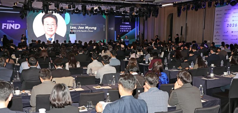 李대통령 축사 파이낸셜뉴스가 22일 서울 여의도 페어몬트 앰배서더에서 주최한 '2026 FIND·제27회 서울국제금융포럼'에서 이동진 청와대 성장경제비서관이 이재명 대통령의 축사를 대독하고 있다. '2026 FIND'에서는 '한국 금융을 움직일 빅웨이브'를 주제로 '생산적 금융'과 '스테이블코인'을 중심으로 한 금융 변화에 대해 논의했다. 사진=박범준 기자