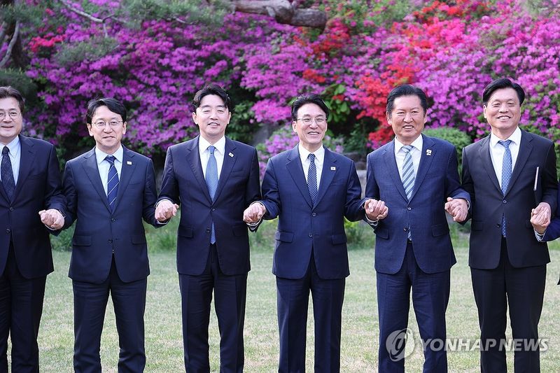 기념 촬영하는 당정 (출처=연합뉴스)