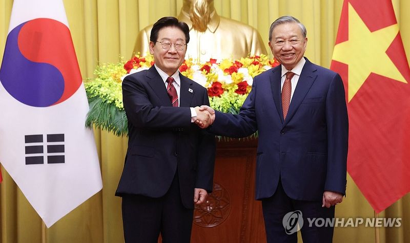 악수하는 한-베트남 정상 (출처=연합뉴스)