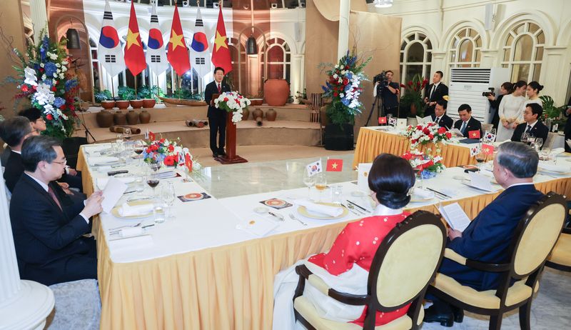 이재명 대통령이 22일(현지시간) 하노이 영빈관에서 열린 또럼 베트남 당 서기장 겸 국가주석 주최 국빈만찬에서 건배사를 하고 있다. 뉴스1