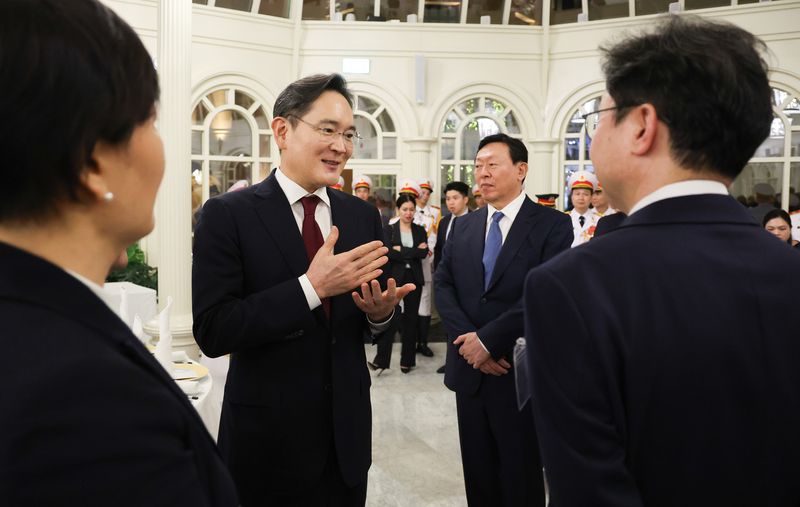 이재용 삼성전자 회장과 이억원 금융위원장이 22일(현지시간) 하노이 영빈관에서 열린 또럼 베트남 당 서기장 겸 국가주석 주최 국빈만찬에서 대화하고 있다. 뉴스1
