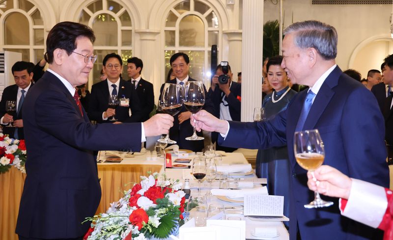 이재명 대통령과 또럼 베트남 공산당 서기장 겸 국가주석이 22일(현지시간) 베트남 하노이 영빈관에서 열린 국빈만찬에서 건배하고 있다. 뉴시스