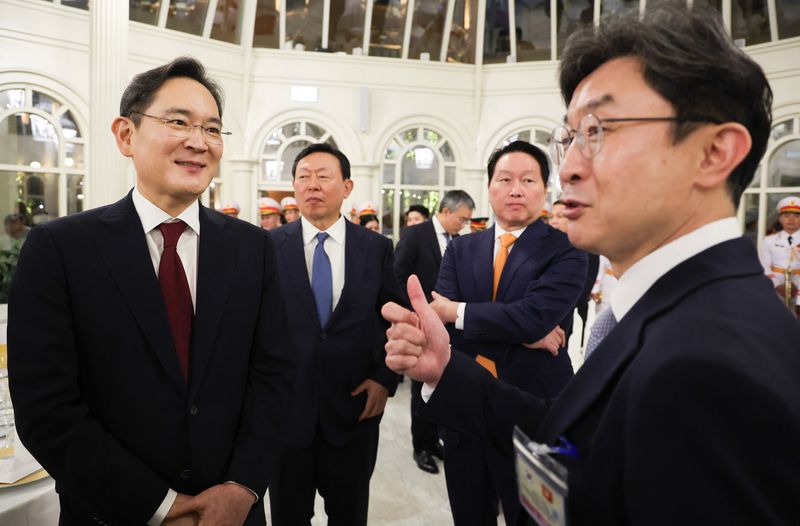 이재용(왼쪽부터) 삼성전자 회장, 신동빈 롯데그룹 회장, 대한상의 회장인 최태원 SK그룹 회장, 이억원 금융위원장이 22일(현지 시간) 베트남 하노이 영빈관에서 열린 또럼 베트남 공산당 서기장 겸 국가주석 주최 국빈만찬에서 대화하고 있다. 뉴시스