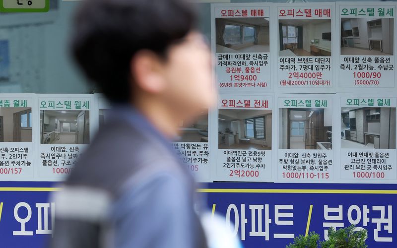 [서울=뉴시스] 조성우 기자 = 지난 22일 서울 시내의 한 공인중개사무소에 오피스텔 매물 안내문이 게시돼 있다. 2026.04.22. xconfind@newsis.com