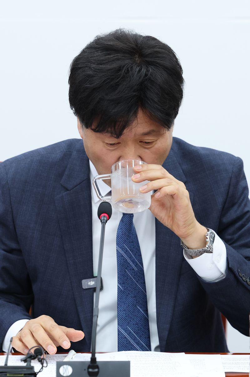 김용 전 민주연구원 부원장이 13일 서울 여의도 국회에서 열린 정치검찰 조작기소특위 기자간담회에서 목을 축이고 있다. 2026.4.13 ⓒ 뉴스1 신웅수 기자