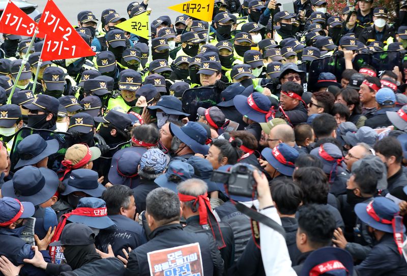 20일 경남 진주시 정촌면 CU 진주물류센터 앞에서 진입을 시도하는 화물연대 노조원들을 경찰이 막아서고 있다. 이날 현장에서는 화물차와 집회 참가자 3명이 충돌해 1명이 숨지고 2명이 다치는 사고가 발생했다. 2026.4.20 ⓒ 뉴스1 윤일지 기자