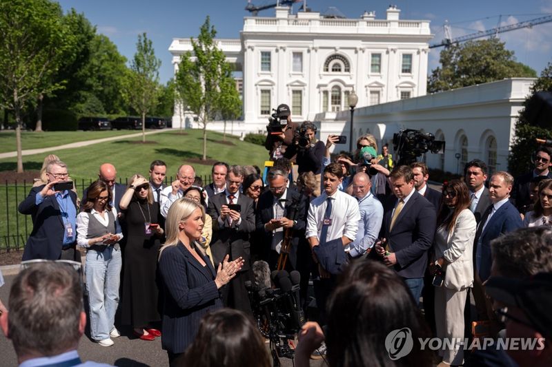 기자들 질문에 답하는 캐럴라인 레빗 대변인 (출처=연합뉴스)