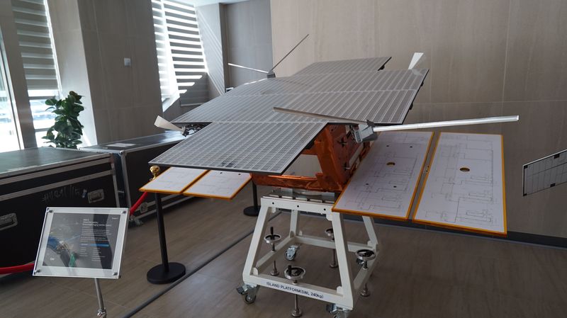 지난 16일 경남 사천 한국항공우주산업(KAI) 우주센터 내 초소형위성체계 SAR검증위성 모형이 놓여져있다. KAI 제공