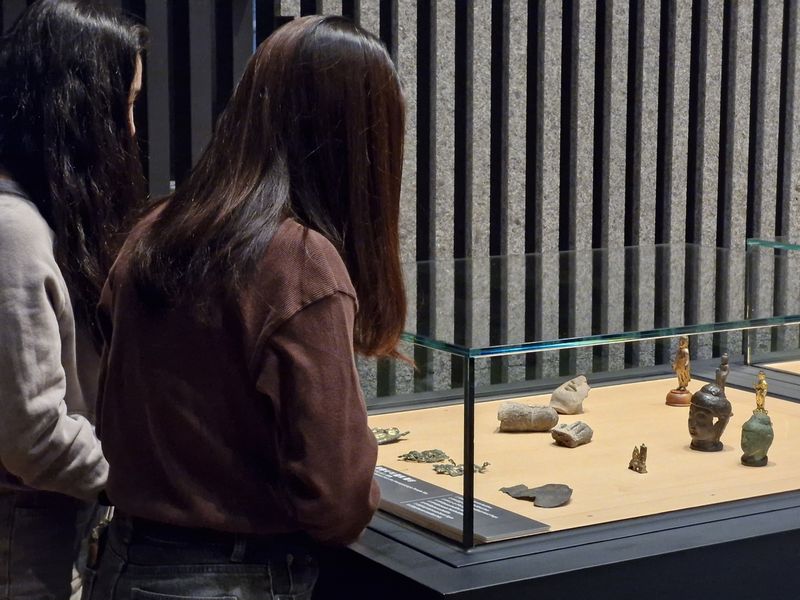 새로 전시한 황룡사지 출토품 모습 (출처=연합뉴스)