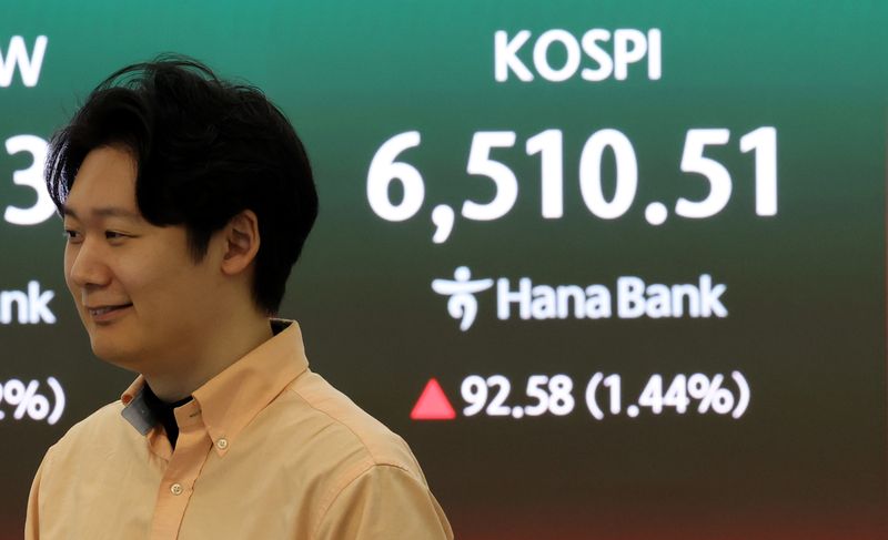 [서울=뉴시스] 박주성 기자 = 23일 오전 서울 중구 하나은행 딜링룸에서 딜러들이 업무를 하고 있다.코스피는 전 거래일(6417.93)보다 70.90포인트(1.10%) 상승한 6488.83에 개장한 직후 6500선을 넘어섰다. 2026.04.23. park7691@newsis.com