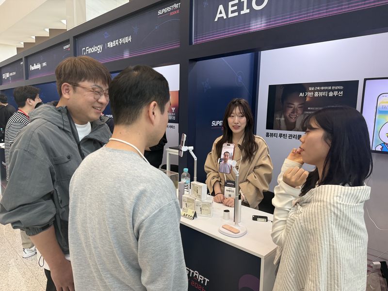 지난 22일 방문한 서울 마곡 LG사이언스파크 '슈퍼스타트 데이 2026' 행사 현장 내 루키 프로그램 행사존에서 LG 관계자들이 대학생 스타트업 관계자들과 이야기를 나누고 있다. 사진=임수빈 기자