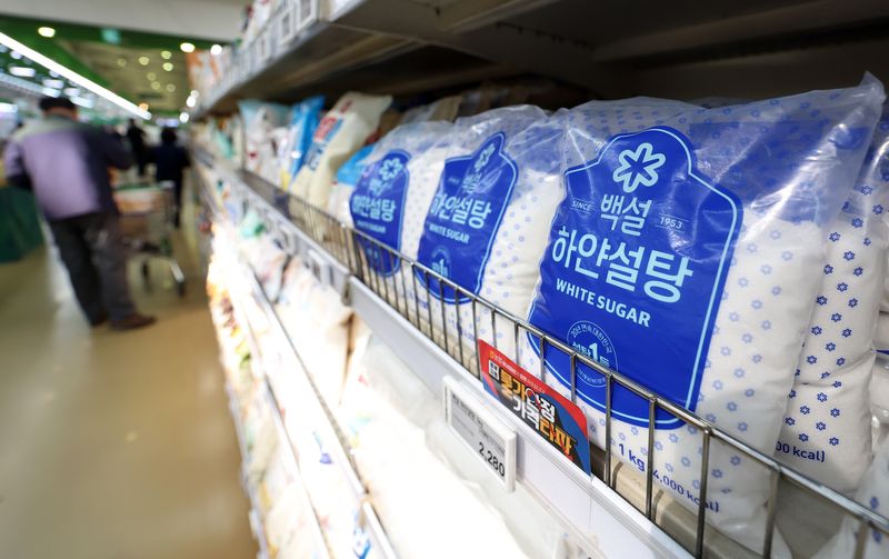 [서울=뉴시스] 이영환 기자 = 5일 오전 서울 서초구 농협유통 하나로마트 양재점에 설탕이 진열되어 있다. 2026.04.05. 20hwan@newsis.com