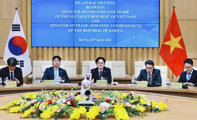 [세종=뉴시스]김정관 산업통상부 장관은 22알(현지시간) 베트남 산업무역부 회의실에서 ‘이재명 대통령 베트남 국빈 방문’계기에 레 마잉 훙(Le Manh Hung) 베트남 산업무역부 장관과 면담을 갖고, 양국간 닌투언2 원전협력 방안을 논의하고 자원 안보 및 희토류 등 핵심원자재 공급망 협력 체계 구축을 지속적으로 긴밀히 협력하기로 했다.(사진=산업부 제공)