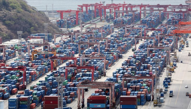 부산항 신선대부두와 감만부두 야적장의 컨테이너 모습.2026.4.1 ⓒ 뉴스1 윤일지 기자