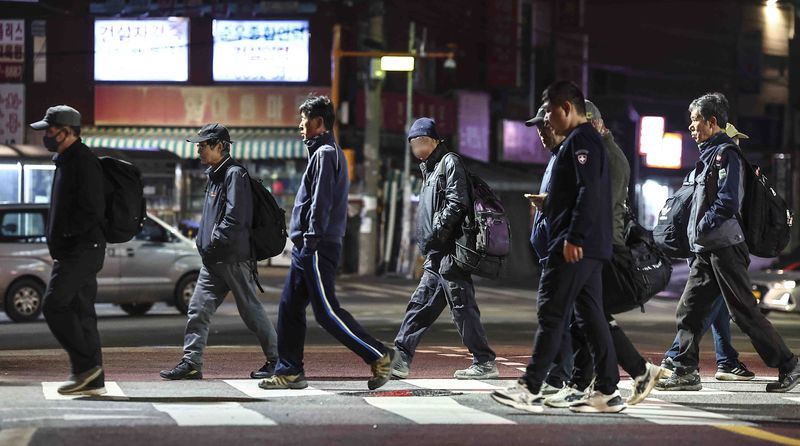 [서울=뉴시스] 김근수 기자 = 10일 새벽 서울 구로구 남구로역 인근 인력시장에서 건설 일용직 노동자들이 일자리를 구하기 위해 이동하고 있다.2025.04.10. ks@newsis.com