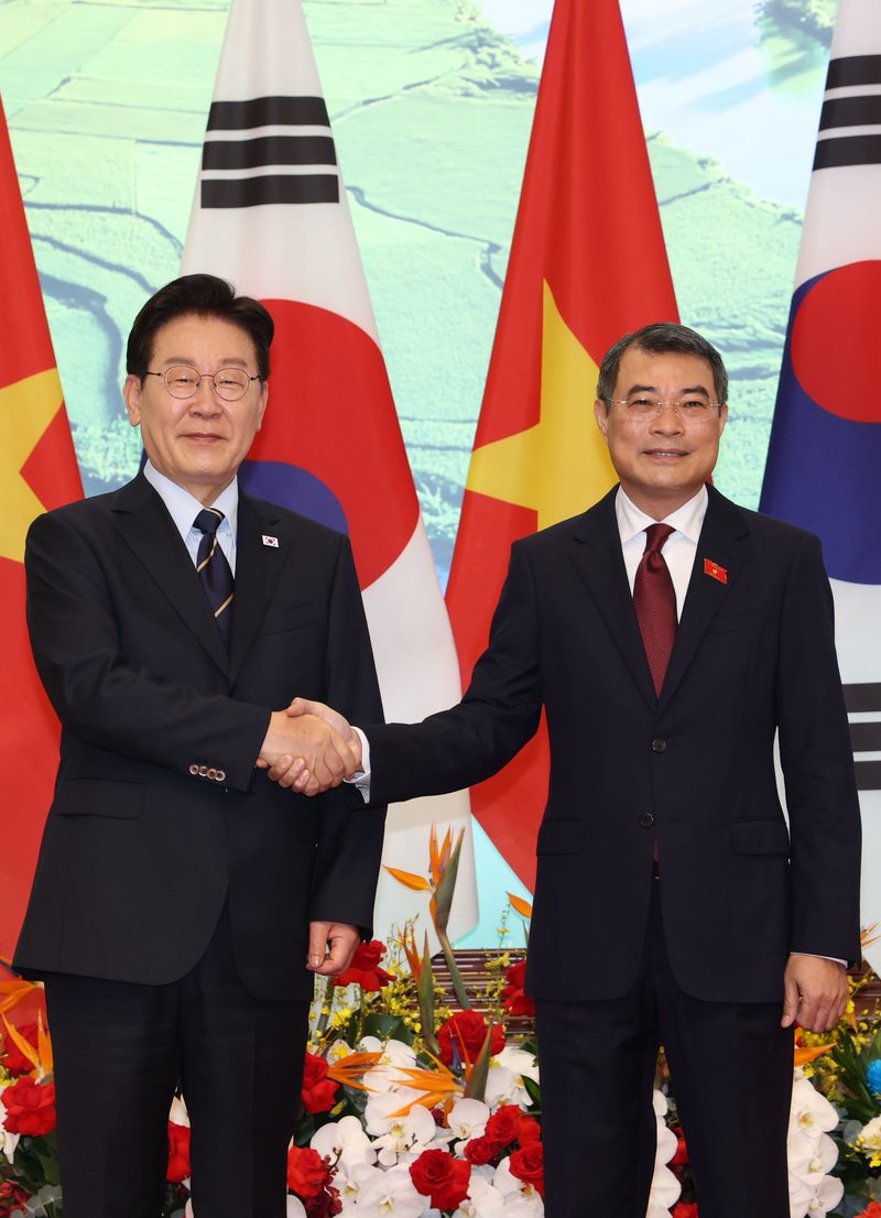 베트남을 국빈방문 중인 이재명 대통령이 23일(현지시간) 하노이 총리실에서 레민흥 총리와 면담 전 기념촬영을 하고 있다. 연합뉴스