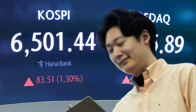 코스피가 연일 최고치를 경신하며 상승 출발한 23일 오전 서울 중구 하나은행 딜링룸 전광판에 코스피 지수가 표시되고 있다. 2026.4.23 ⓒ 뉴스1 임지훈 인턴기자