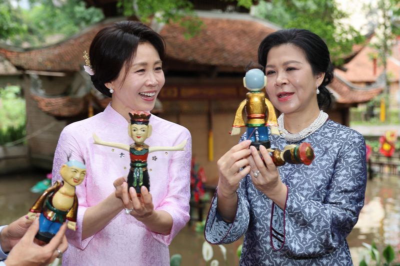 이재명 대통령과 베트남을 국빈 방문중인 김혜경 여사가 23일(현지시간) 하노이 민족학 박물관에서 열린 배우자간 친교행사에서 또 럼 베트남 공산당 서기장의 부인 응오 프엉 리 여사가 선물한 인형을 들고 있다. 김 여사가 입고 있는 옷은 응오 프엉 리 여사가 선물한 베트남 전통복장 아오자이다. 뉴스1