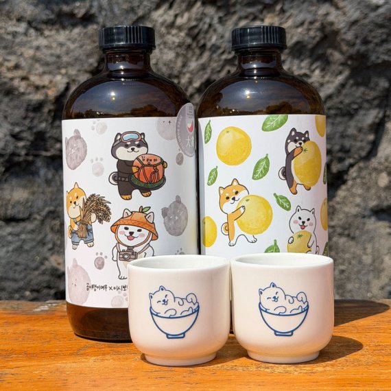 제주더큰내일센터 출신 창업기업들이 협업해 선보인 한정판 막걸리·술잔 세트. 출시 3일 만에 초도 물량이 모두 팔렸다. /사진=제주더큰내일센터 제공