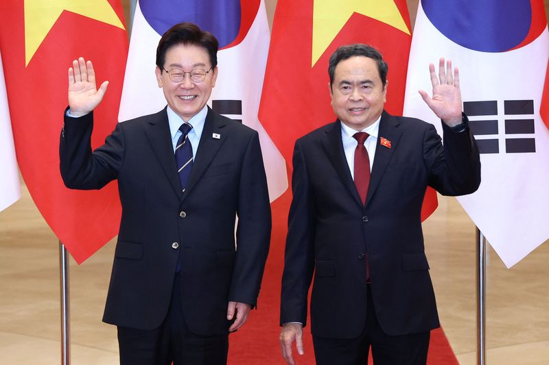 베트남을 국빈 방문 중인 이재명 대통령이 23일(현지시간) 하노이 국회에서 쩐 타인 먼 국회의장과 면담을 하기 앞서 기념촬영을 하고 있다. 2026.4.23 ⓒ 뉴스1 이재명 기자