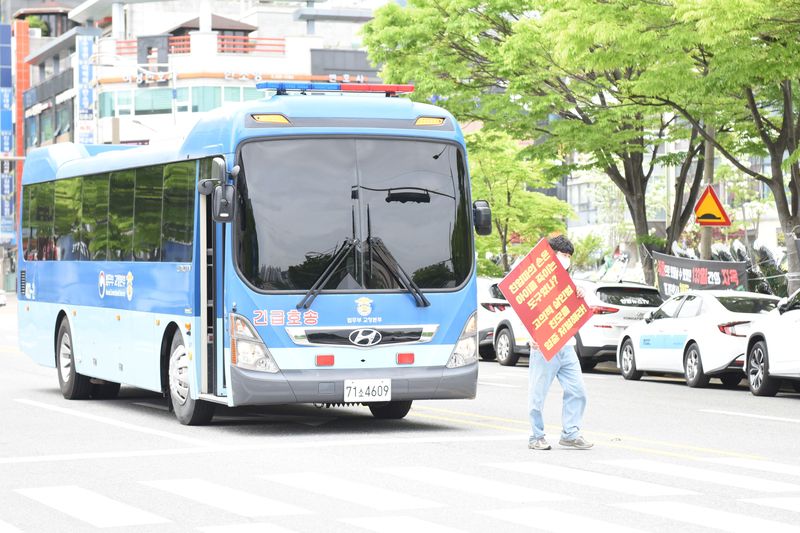 23일 여수 영아살해 사건 선고를 앞두고 정문에서 집회를 벌이던 시민들이 호송차를 막아선 채 엄벌을 촉구하고 있다. ⓒ 뉴스1 김성준 기자